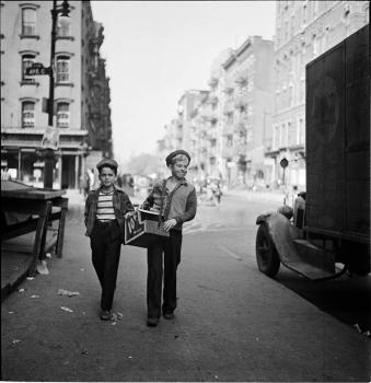 photographs-by-stanley-kubrick-look-magazine-life-in-new-york-40s-2.jpg